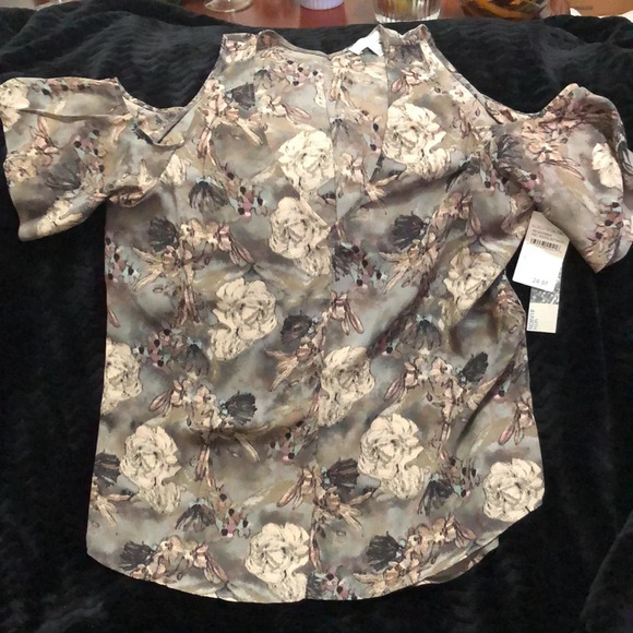 14th & Union Cold Shoulder Top - Picture 5 of 9